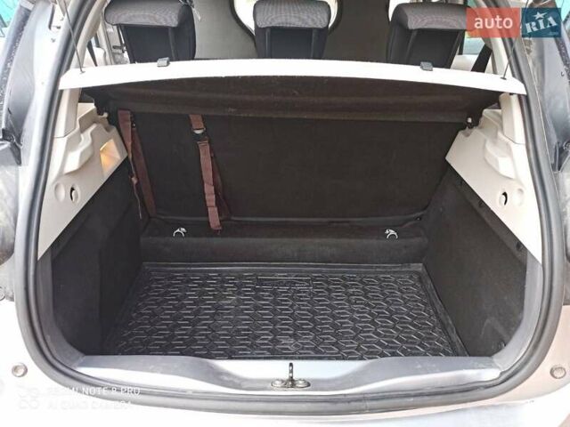 Серый Рено Зое, объемом двигателя 0 л и пробегом 147 тыс. км за 6550 $, фото 2 на Automoto.ua