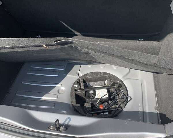 Серый Рено Зое, объемом двигателя 0 л и пробегом 87 тыс. км за 6750 $, фото 46 на Automoto.ua