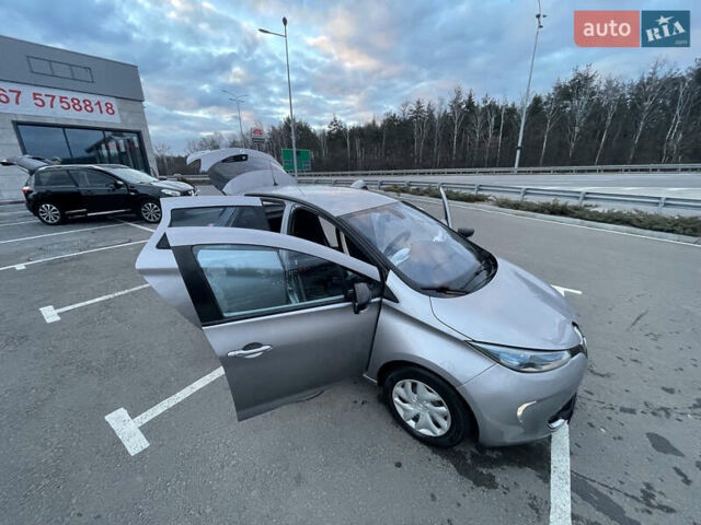 Серый Рено Зое, объемом двигателя 0 л и пробегом 104 тыс. км за 9700 $, фото 12 на Automoto.ua