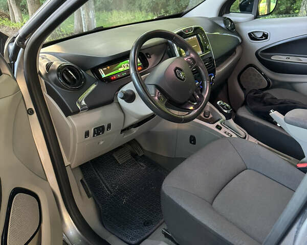 Серый Рено Зое, объемом двигателя 0 л и пробегом 83 тыс. км за 7499 $, фото 7 на Automoto.ua