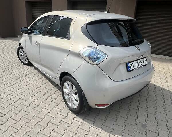 Серый Рено Зое, объемом двигателя 0 л и пробегом 103 тыс. км за 6200 $, фото 5 на Automoto.ua