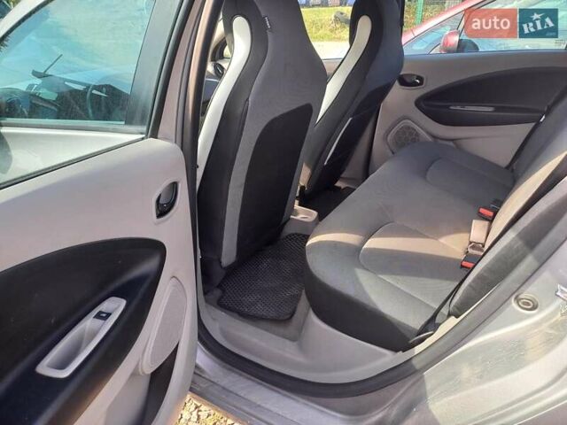 Серый Рено Зое, объемом двигателя 0 л и пробегом 76 тыс. км за 6500 $, фото 7 на Automoto.ua