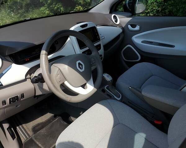 Серый Рено Зое, объемом двигателя 0 л и пробегом 69 тыс. км за 7700 $, фото 16 на Automoto.ua