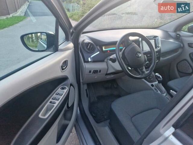 Серый Рено Зое, объемом двигателя 0 л и пробегом 39 тыс. км за 6999 $, фото 23 на Automoto.ua