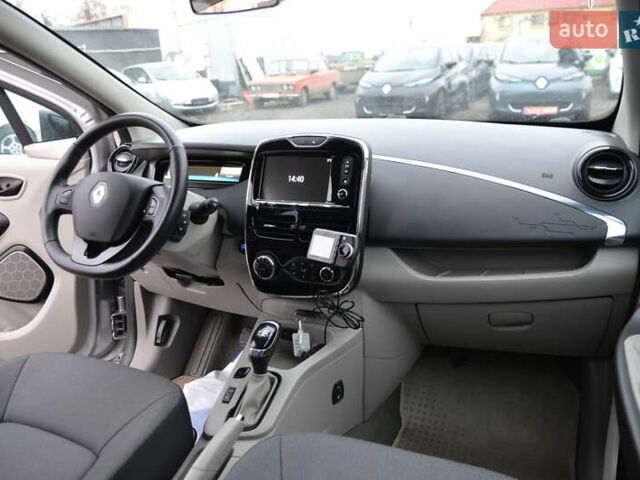 Серый Рено Зое, объемом двигателя 0 л и пробегом 74 тыс. км за 6999 $, фото 22 на Automoto.ua