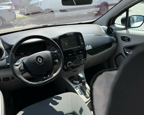 Серый Рено Зое, объемом двигателя 0 л и пробегом 94 тыс. км за 6500 $, фото 15 на Automoto.ua