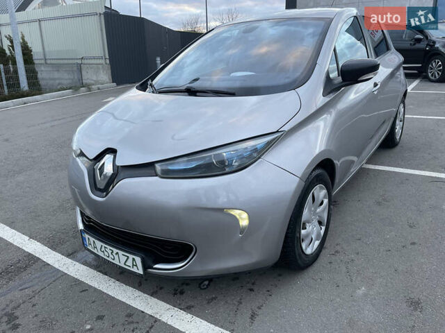 Серый Рено Зое, объемом двигателя 0 л и пробегом 104 тыс. км за 9700 $, фото 3 на Automoto.ua