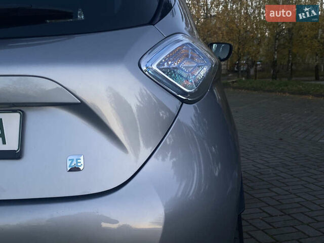Серый Рено Зое, объемом двигателя 0 л и пробегом 90 тыс. км за 6390 $, фото 13 на Automoto.ua