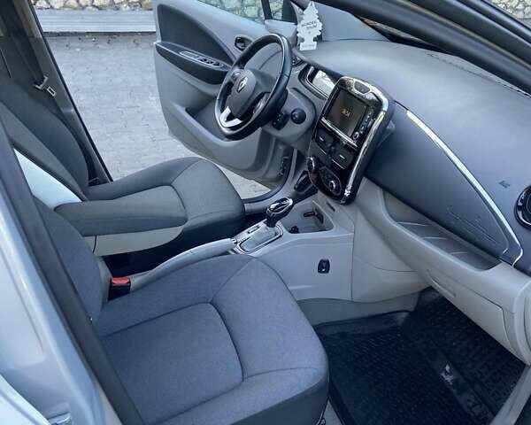 Серый Рено Зое, объемом двигателя 0 л и пробегом 74 тыс. км за 7650 $, фото 27 на Automoto.ua