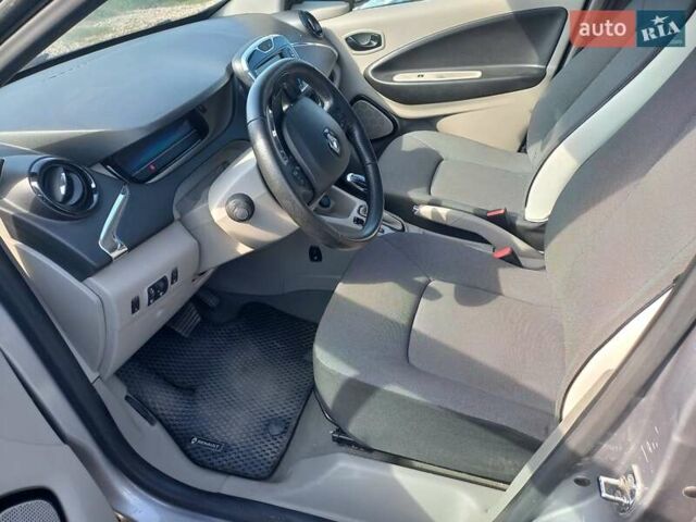 Серый Рено Зое, объемом двигателя 0 л и пробегом 76 тыс. км за 6500 $, фото 6 на Automoto.ua