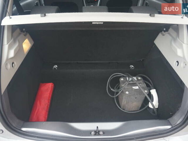 Серый Рено Зое, объемом двигателя 0 л и пробегом 98 тыс. км за 7200 $, фото 49 на Automoto.ua