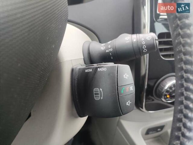 Серый Рено Зое, объемом двигателя 0 л и пробегом 153 тыс. км за 6500 $, фото 26 на Automoto.ua