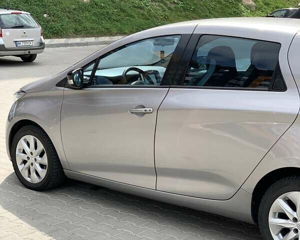 Серый Рено Зое, объемом двигателя 0 л и пробегом 87 тыс. км за 6750 $, фото 6 на Automoto.ua