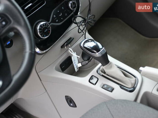 Серый Рено Зое, объемом двигателя 0 л и пробегом 74 тыс. км за 6999 $, фото 19 на Automoto.ua