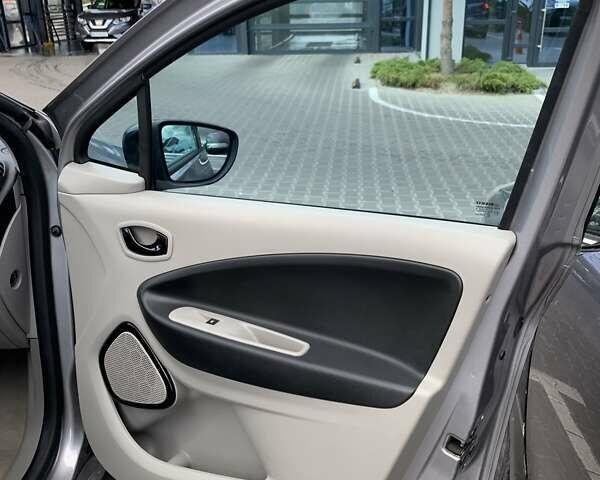 Серый Рено Зое, объемом двигателя 0 л и пробегом 87 тыс. км за 6750 $, фото 35 на Automoto.ua