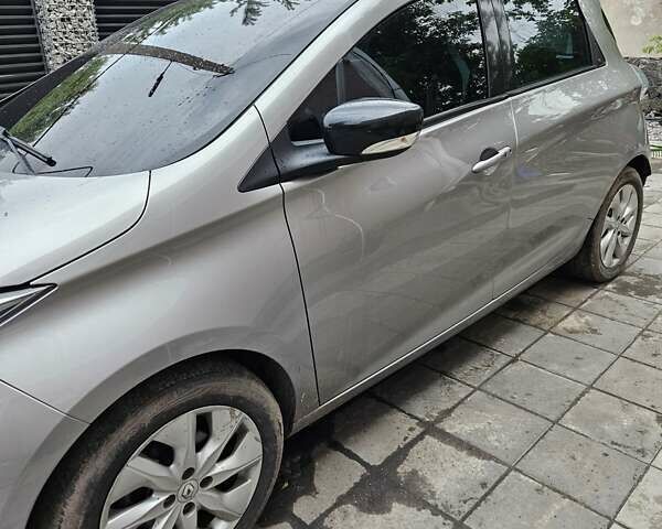 Серый Рено Зое, объемом двигателя 0 л и пробегом 74 тыс. км за 8000 $, фото 3 на Automoto.ua