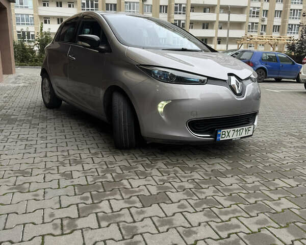 Серый Рено Зое, объемом двигателя 0 л и пробегом 75 тыс. км за 7350 $, фото 6 на Automoto.ua