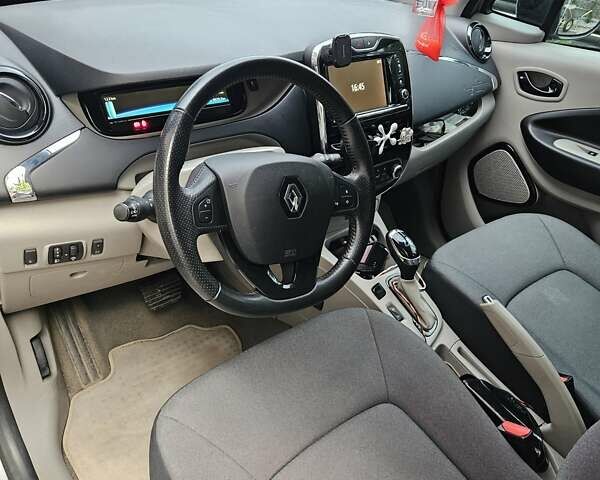Серый Рено Зое, объемом двигателя 0 л и пробегом 74 тыс. км за 8000 $, фото 4 на Automoto.ua