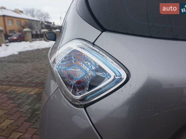 Серый Рено Зое, объемом двигателя 0 л и пробегом 98 тыс. км за 7200 $, фото 24 на Automoto.ua