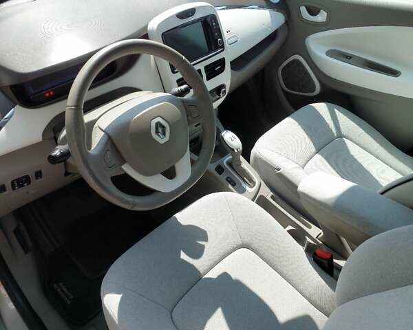 Серый Рено Зое, объемом двигателя 0 л и пробегом 69 тыс. км за 7700 $, фото 6 на Automoto.ua