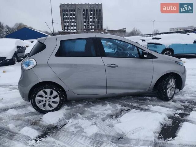 Серый Рено Зое, объемом двигателя 0 л и пробегом 153 тыс. км за 6500 $, фото 8 на Automoto.ua