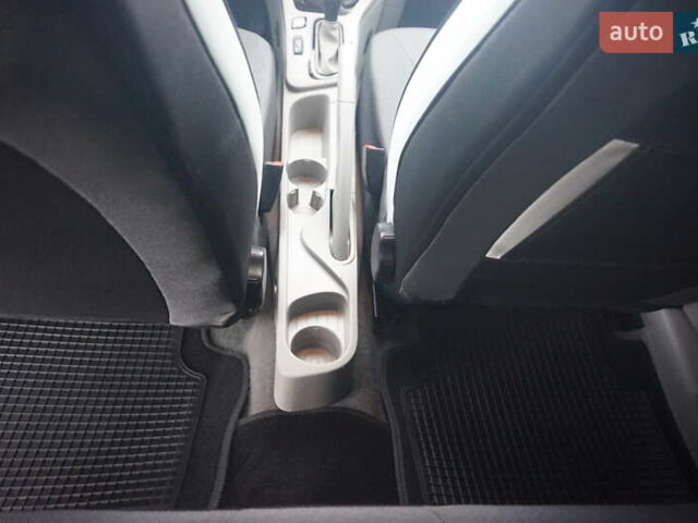 Серый Рено Зое, объемом двигателя 0 л и пробегом 98 тыс. км за 7200 $, фото 48 на Automoto.ua