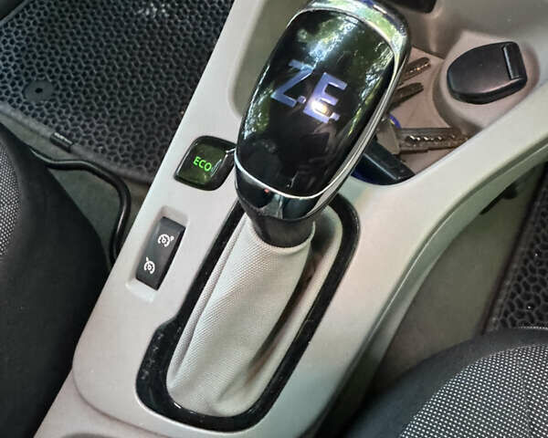 Серый Рено Зое, объемом двигателя 0 л и пробегом 83 тыс. км за 7499 $, фото 13 на Automoto.ua