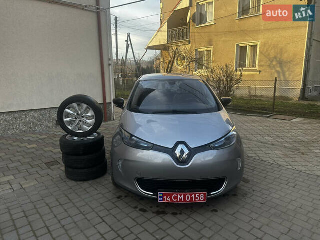 Серый Рено Зое, объемом двигателя 0 л и пробегом 169 тыс. км за 6900 $, фото 1 на Automoto.ua