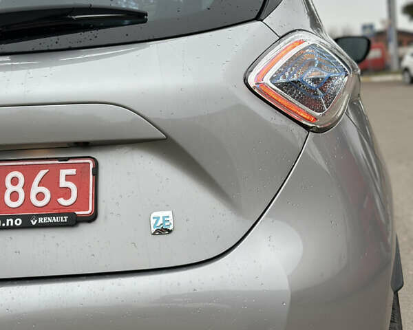 Серый Рено Зое, объемом двигателя 0 л и пробегом 111 тыс. км за 6999 $, фото 21 на Automoto.ua