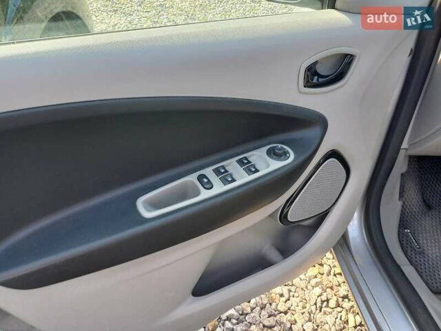 Серый Рено Зое, объемом двигателя 0 л и пробегом 76 тыс. км за 6500 $, фото 5 на Automoto.ua