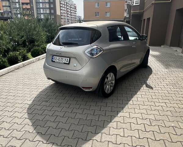 Серый Рено Зое, объемом двигателя 0 л и пробегом 103 тыс. км за 6200 $, фото 4 на Automoto.ua