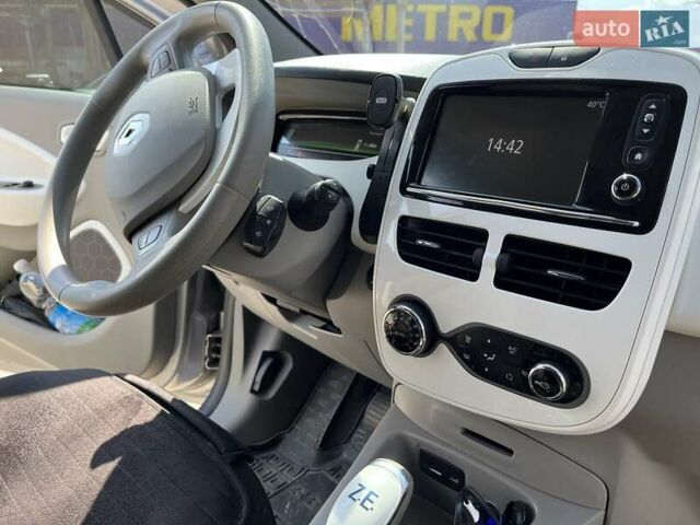 Серый Рено Зое, объемом двигателя 0 л и пробегом 115 тыс. км за 12763 $, фото 10 на Automoto.ua
