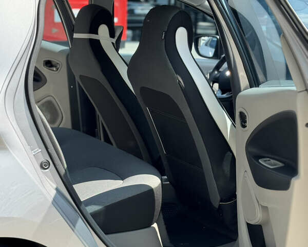 Серый Рено Зое, объемом двигателя 0 л и пробегом 94 тыс. км за 6500 $, фото 11 на Automoto.ua