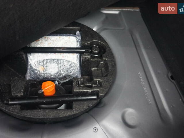 Серый Рено Зое, объемом двигателя 0 л и пробегом 98 тыс. км за 7200 $, фото 50 на Automoto.ua