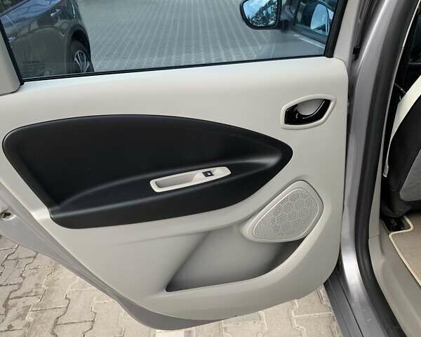 Серый Рено Зое, объемом двигателя 0 л и пробегом 87 тыс. км за 6750 $, фото 37 на Automoto.ua
