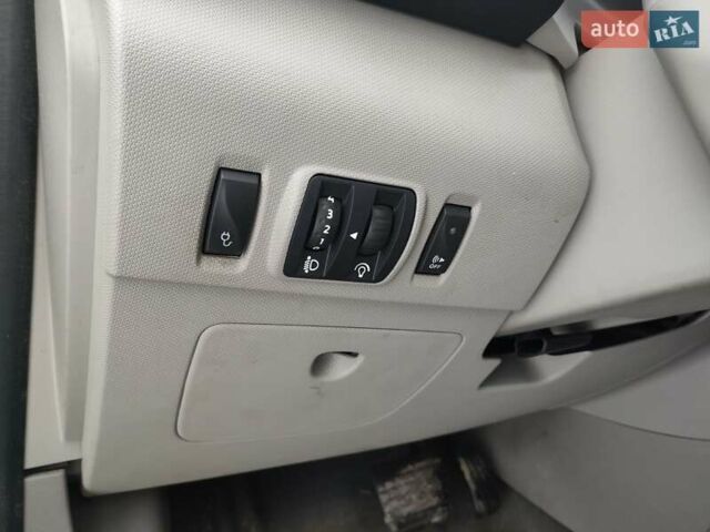 Серый Рено Зое, объемом двигателя 0 л и пробегом 153 тыс. км за 6500 $, фото 23 на Automoto.ua