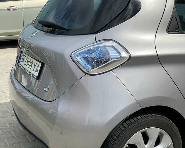 Серый Рено Зое, объемом двигателя 0 л и пробегом 87 тыс. км за 6750 $, фото 8 на Automoto.ua