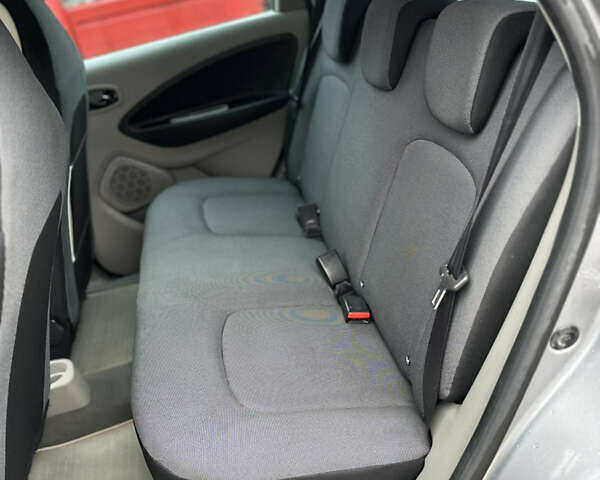 Серый Рено Зое, объемом двигателя 0 л и пробегом 111 тыс. км за 6999 $, фото 26 на Automoto.ua