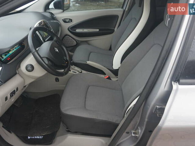 Серый Рено Зое, объемом двигателя 0 л и пробегом 98 тыс. км за 7200 $, фото 27 на Automoto.ua