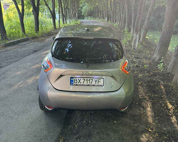 Серый Рено Зое, объемом двигателя 0 л и пробегом 83 тыс. км за 7499 $, фото 3 на Automoto.ua