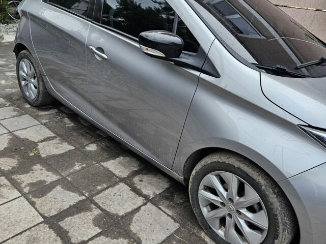 Серый Рено Зое, объемом двигателя 0 л и пробегом 76 тыс. км за 8000 $, фото 2 на Automoto.ua