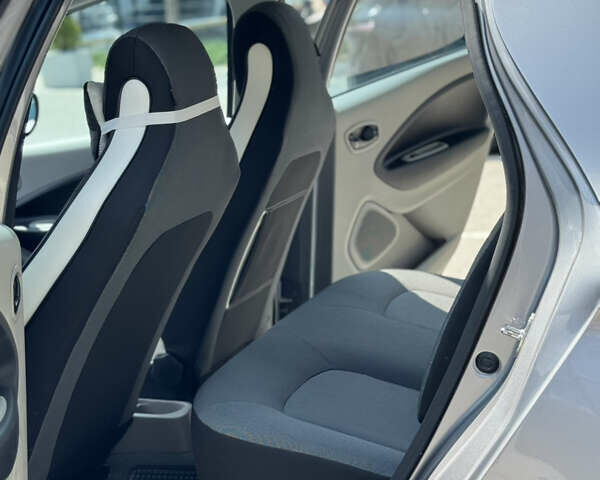 Серый Рено Зое, объемом двигателя 0 л и пробегом 94 тыс. км за 6500 $, фото 14 на Automoto.ua