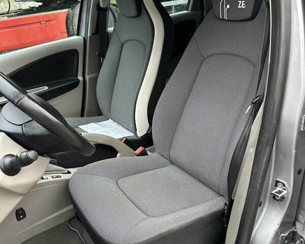 Серый Рено Зое, объемом двигателя 0 л и пробегом 111 тыс. км за 6999 $, фото 24 на Automoto.ua