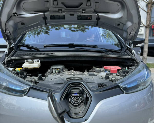 Серый Рено Зое, объемом двигателя 0 л и пробегом 94 тыс. км за 6500 $, фото 24 на Automoto.ua