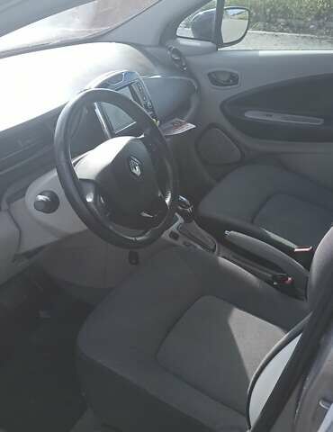 Серый Рено Зое, объемом двигателя 0 л и пробегом 147 тыс. км за 6550 $, фото 9 на Automoto.ua