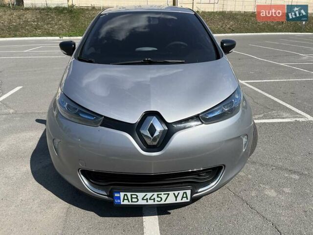 Серый Рено Зое, объемом двигателя 0 л и пробегом 115 тыс. км за 12763 $, фото 2 на Automoto.ua