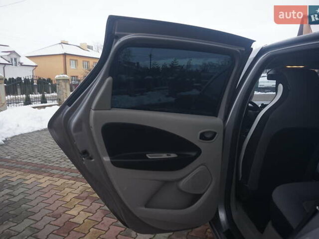 Серый Рено Зое, объемом двигателя 0 л и пробегом 98 тыс. км за 7200 $, фото 44 на Automoto.ua