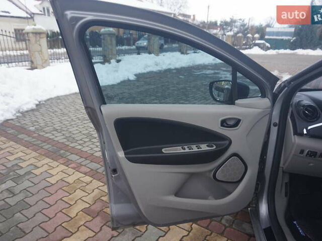 Серый Рено Зое, объемом двигателя 0 л и пробегом 98 тыс. км за 7200 $, фото 25 на Automoto.ua