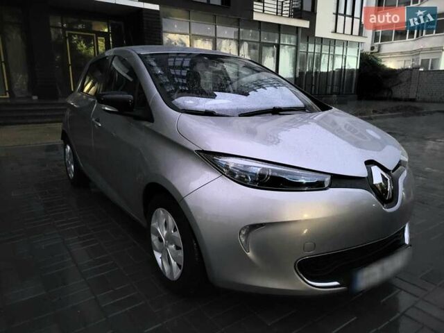 Серый Рено Зое, объемом двигателя 0 л и пробегом 137 тыс. км за 6800 $, фото 4 на Automoto.ua