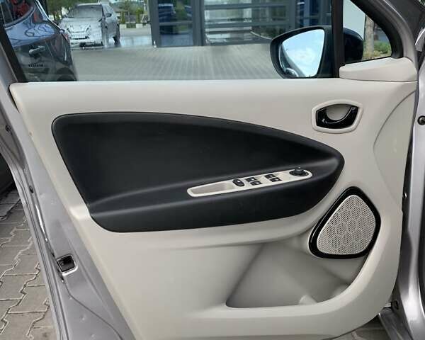 Серый Рено Зое, объемом двигателя 0 л и пробегом 87 тыс. км за 6750 $, фото 26 на Automoto.ua